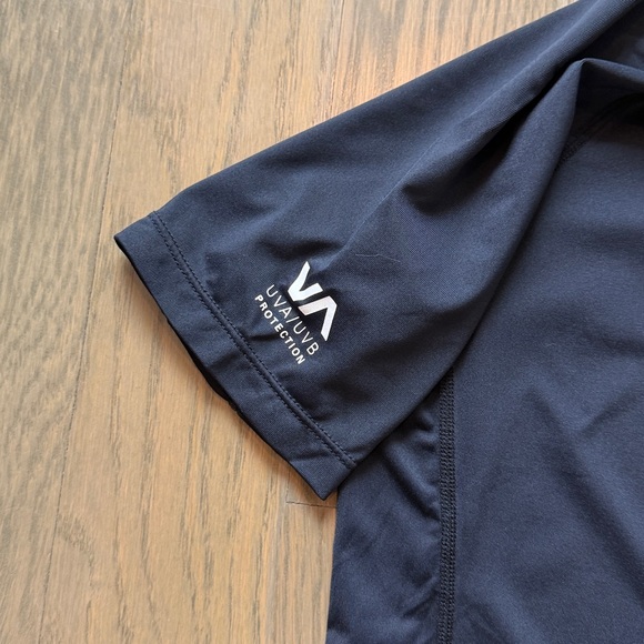 Boy's RVCA Black Rash Guard - Size Large - Picture 3 of 4
